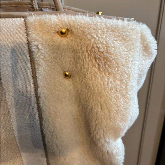 Kate Spade Everything racing stripe faux shearling large tote bag - Picture 8 of 10